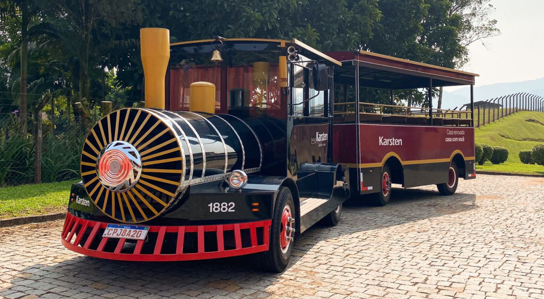 O que fazer em Blumenau: Por trás do passeio de Makuka pela fábrica Karsten.