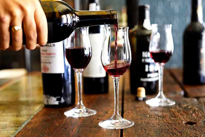 O Vinho do Porto: Uma tradição milenar a cada gole.